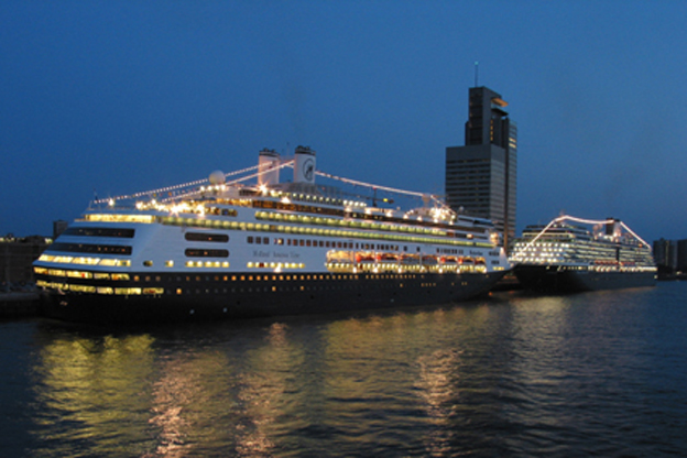 Cruiseschip ms Rotterdam en ms Oosterdam van de Holland America Line aan de Cruise Terminal in Rotterdam